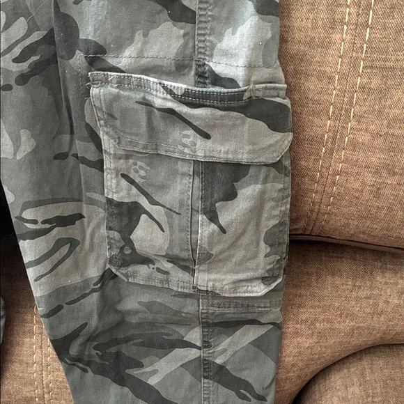 Wrangler Men's Gray Camouflage Cargo Pants - Picture 2 of 2